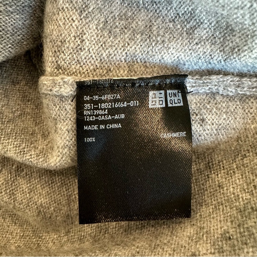 Uniqlo Cashmere Mock Neck Sweater - Picture 3 of 3